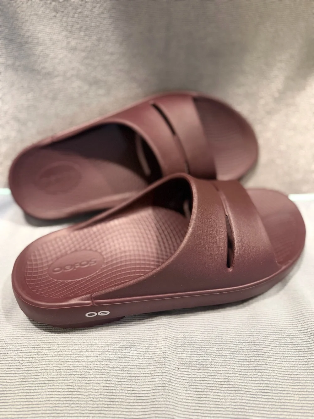 OOFOS Men's Slide Sandals in Maroon Brown